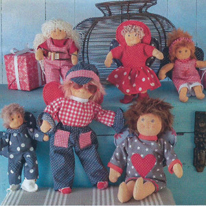 Тряпичные куклы в новогодней одежде